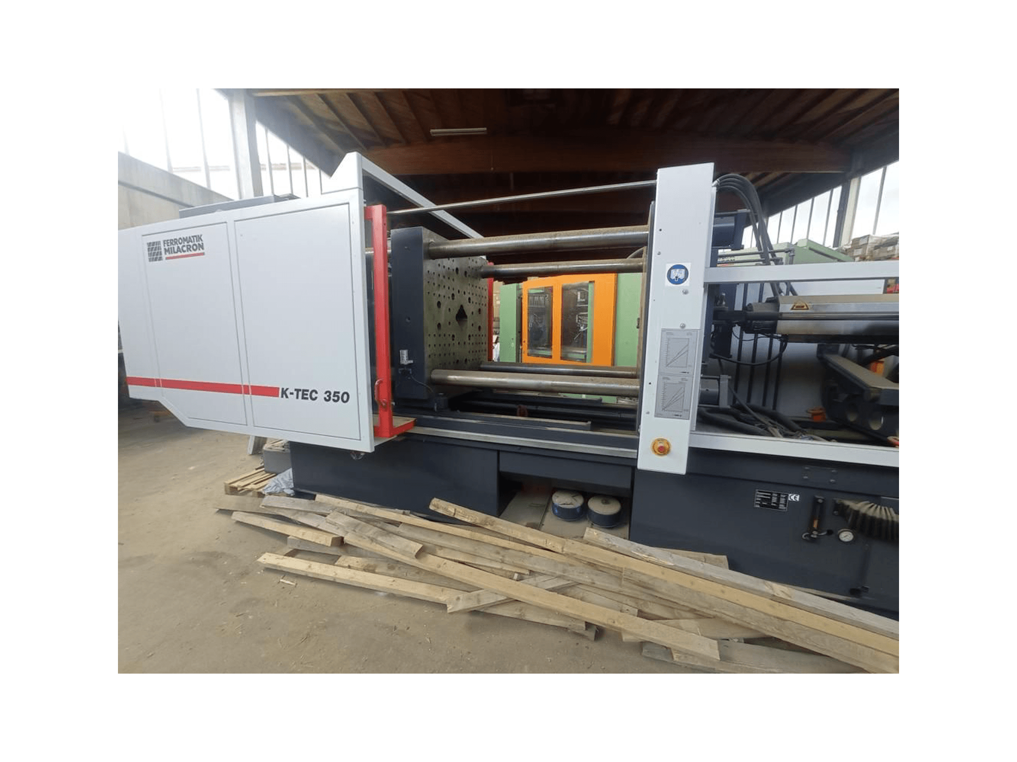 K-TEC 350 від Ferromatik Milacron, вид збоку, що демонструє складні механізми та засоби керування.