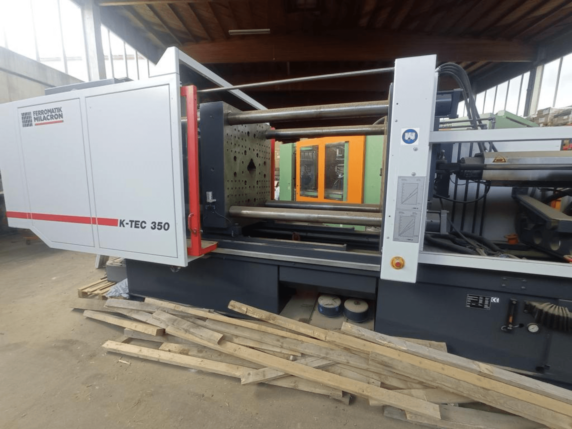 Машина для лазерного різання на волоконному лазері Prima Power Laser Genius+ 1530, вид збоку, на якому видно деталі конструкції та елементи управління.