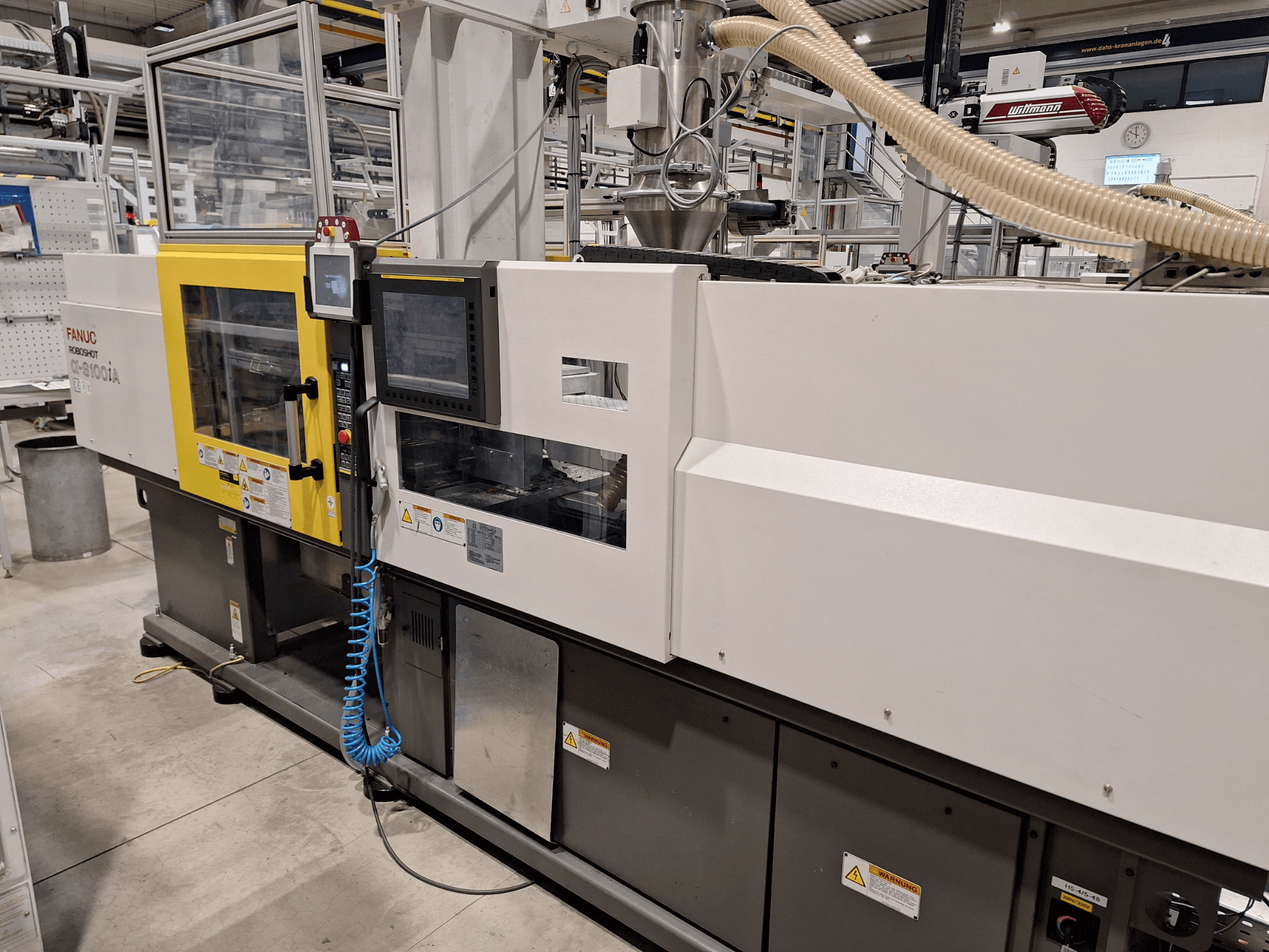 Термопластавтомат FANUC Roboshot α-S300iA, вигляд спереду, з панеллю керування та видимими промисловими компонентами.