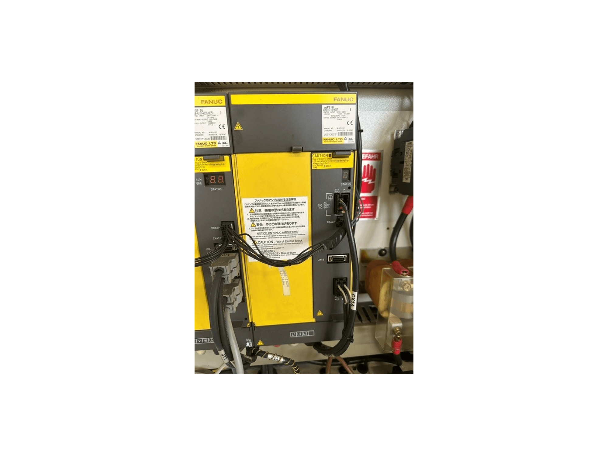 Панель управління універсального обробного центру MIKRON HSM 600 U, на якій зображено компоненти FANUC, індикатор стану та схему підключення.