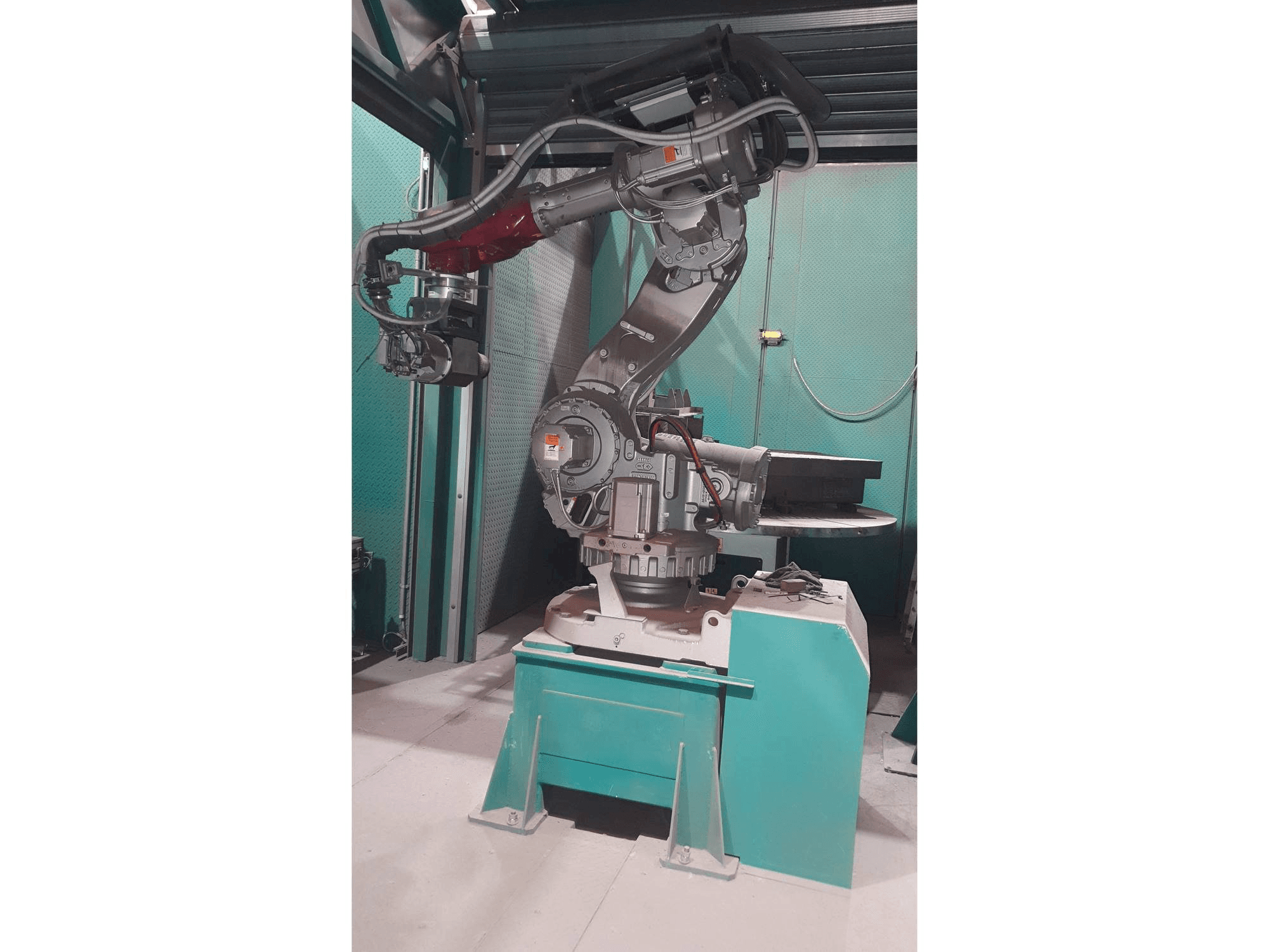 Front view of ABB IRB 7600 machine